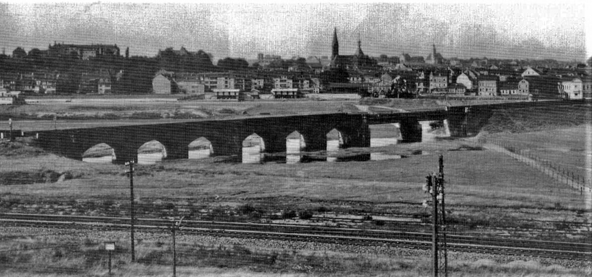 Ueberruhr/Flutbrucke_Richtung_Steele.jpg